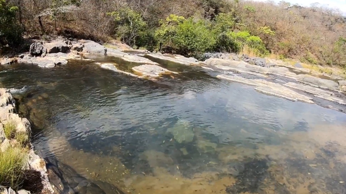 A formação da gruta é complexa, dividida em três "andares" que formam um verdadeiro labirinto natural.