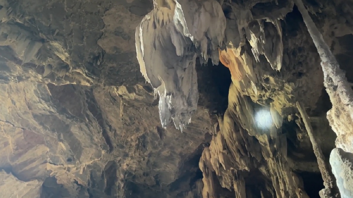'Bolo de Noiva', situado no terceiro nível da gruta, a cerca de 20 metros de altura em relação ao salão inferior.