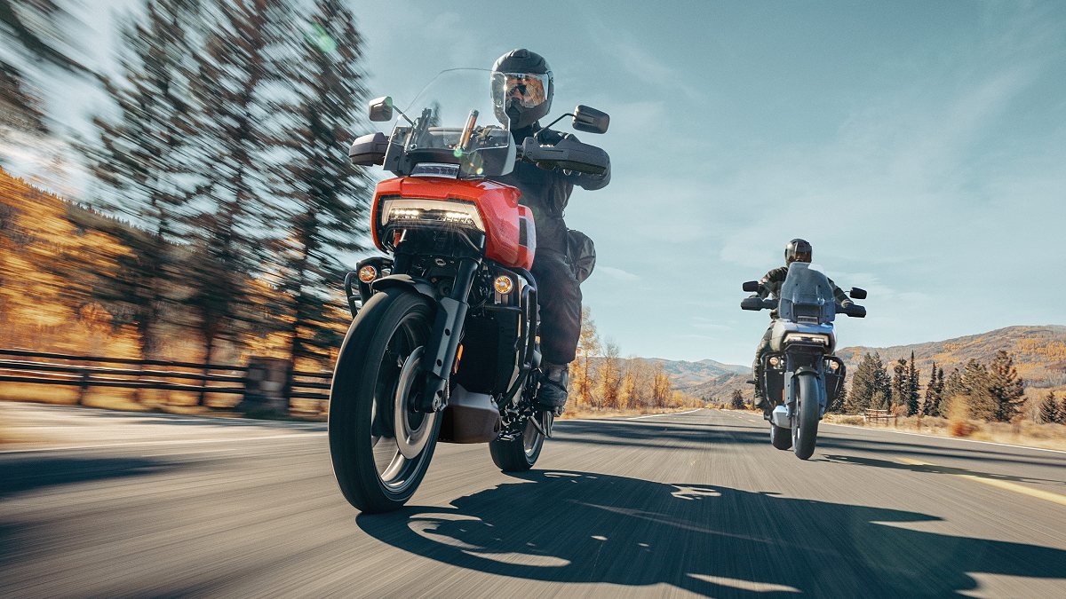 A moto é equipada com o motor Revolution Max V-twin de 1.250 cc, com 150 cavalos de potência, refrigeração líquida e ângulo de 60 graus, um conjunto desenvolvido para enfrentar de igual para igual rivais como a BMW R 1250 GS.