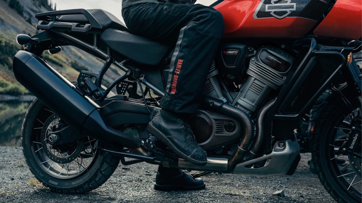 Seu quadro (chassi) foi concebido especificamente para a aventura, rompendo com a lógica das longas estradas asfaltadas tradicionalmente "devoradas" pelos "harleyros" sobre suas cruisers.
