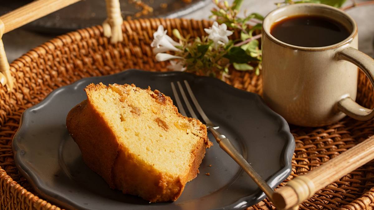 Entre conversas na mesa e cheiro de bolo no forno, o bolo de laranja segue como símbolo da culinária caseira brasileira. Foto: Freepik