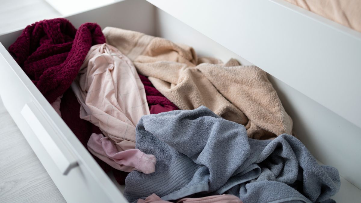 Jamais guarde peças que ainda estejam úmidas ou que tenham sido usadas e absorvido suor