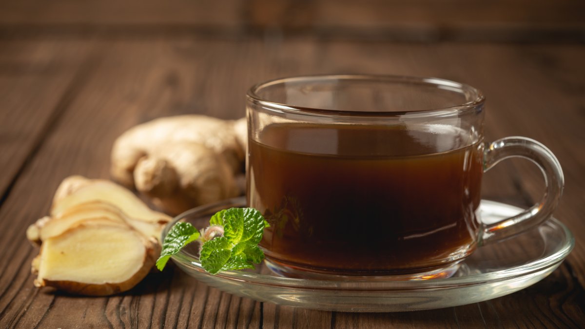 Chá de gengibre é uma forma de decocção (ferver a raiz) que ajuda a liberar suas propriedades anti-inflamatórias e antioxidantes; confira a receita ao lado
