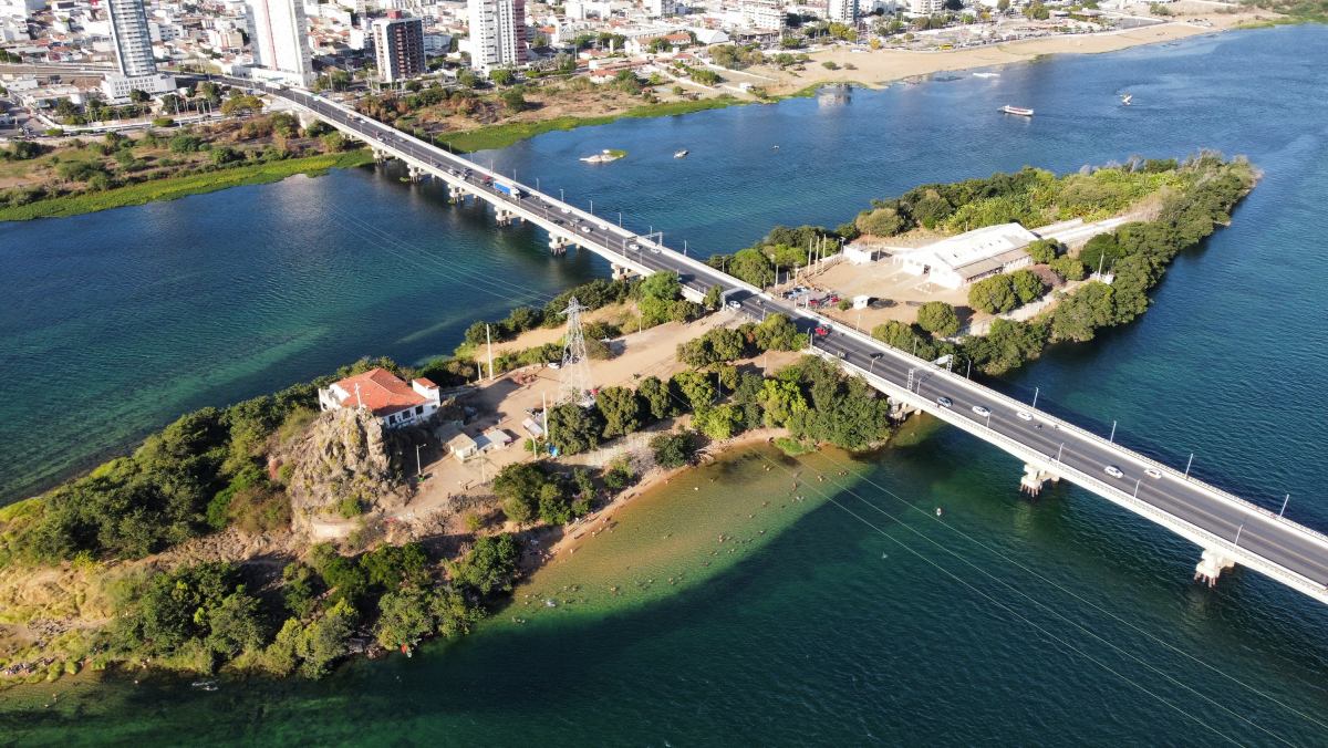 Com projetos de irrigação no Vale do São Francisco, a cidade virou potência da fruticultura e passou a exportar uvas e mangas para o exterior.