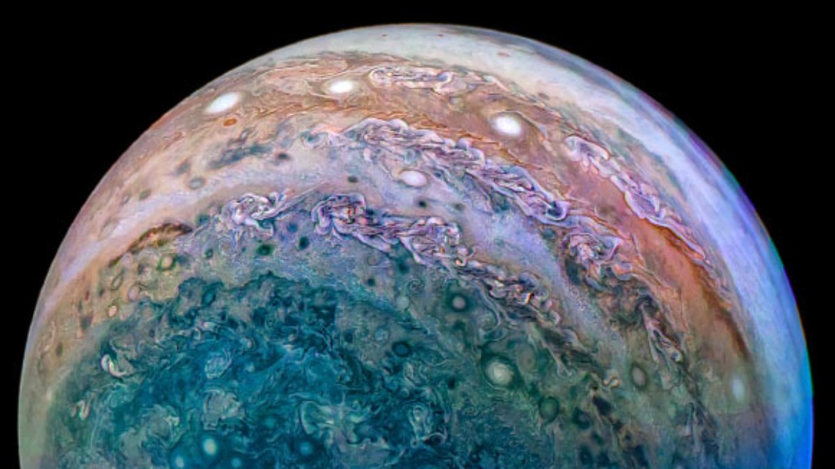Os resultados mostram que processos internos ocorrem muito mais lentamente do que se pensava, alterando previsões sobre nuvens e tempestades (Foto: NASA / JPL-Caltech / SwRI / MSSS / David Marriott)