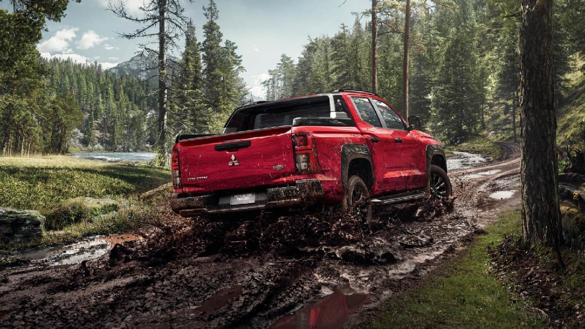 O novo motor 2.4 biturbo diesel entrega 205 cavalos de potência e 47,9 kgfm de torque, associado à transmissão automática de 6 marchas e ao sistema de tração Super Select II