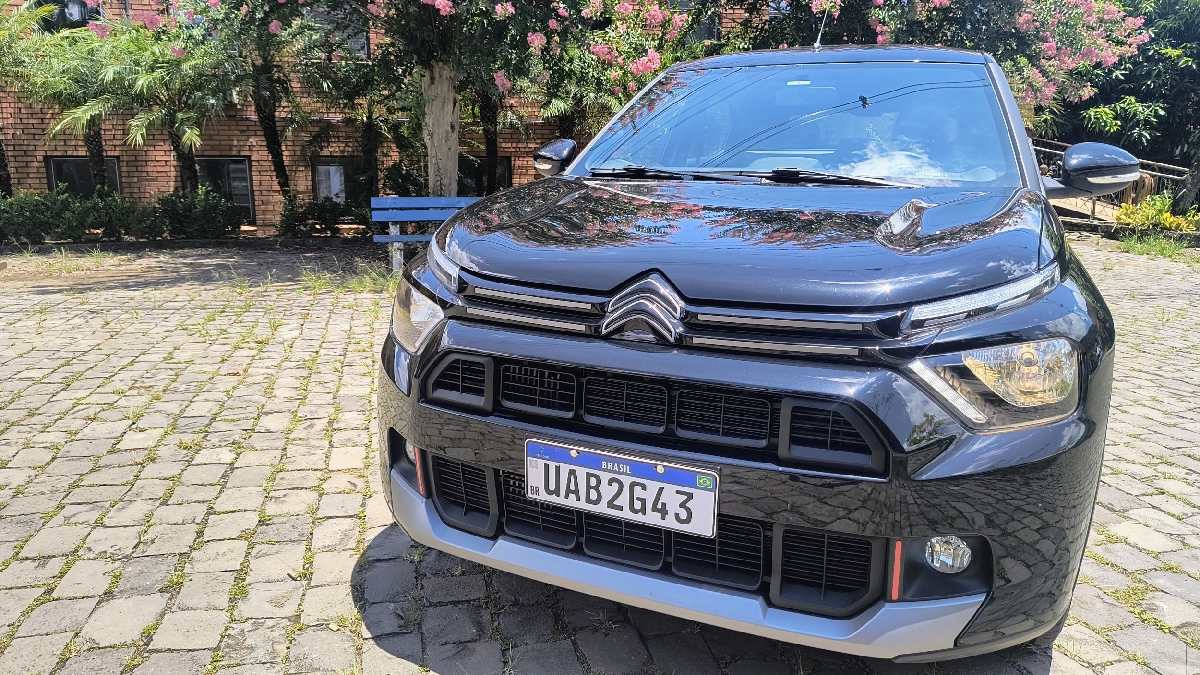 Basalt Dark Edition combina proporções elegantes com a robustez transmitida pelas linhas marcantes que percorrem toda a carroceria, com detalhes em vermelho em alguns pontos