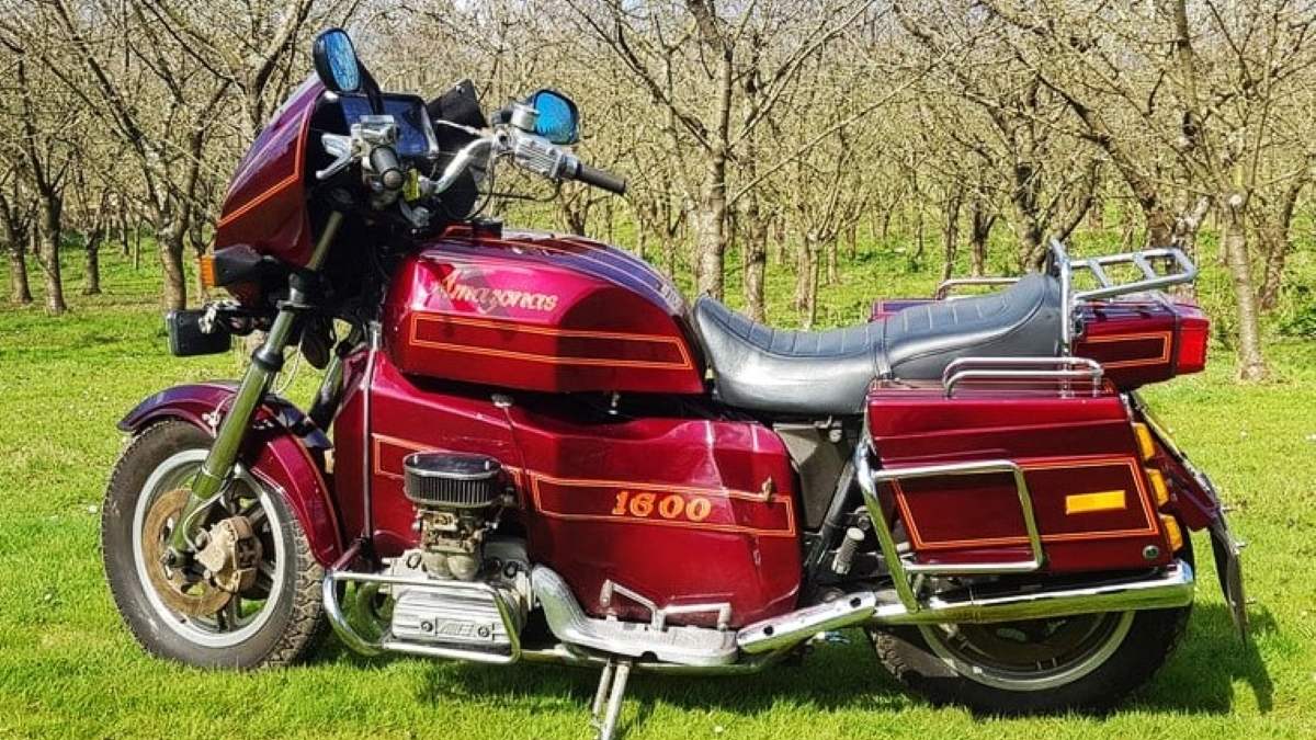 O primeiro modelo de produção foi a Amazonas AME 1600 Turismo Luxo e, de fato, tratava-se da primeira motocicleta do planeta a contar com marcha à ré
