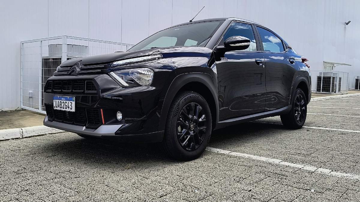 Basalt Dark Edition combina proporções elegantes com a robustez transmitida pelas linhas marcantes que percorrem toda a carroceria, com detalhes em vermelho em alguns pontos
