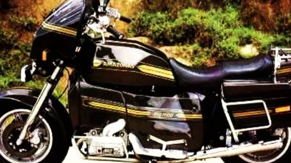 O primeiro modelo de produção foi a Amazonas AME 1600 Turismo Luxo e, de fato, tratava-se da primeira motocicleta do planeta a contar com marcha à ré