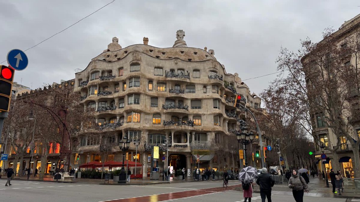 Em Barcelona, o viajante pode viver uma experiência medieval e urbana, na medida em que desbrava a região da Catalunha. A região se destaca pelas obras do arquiteto Antoni Gaudí Reprodução/Divulgação