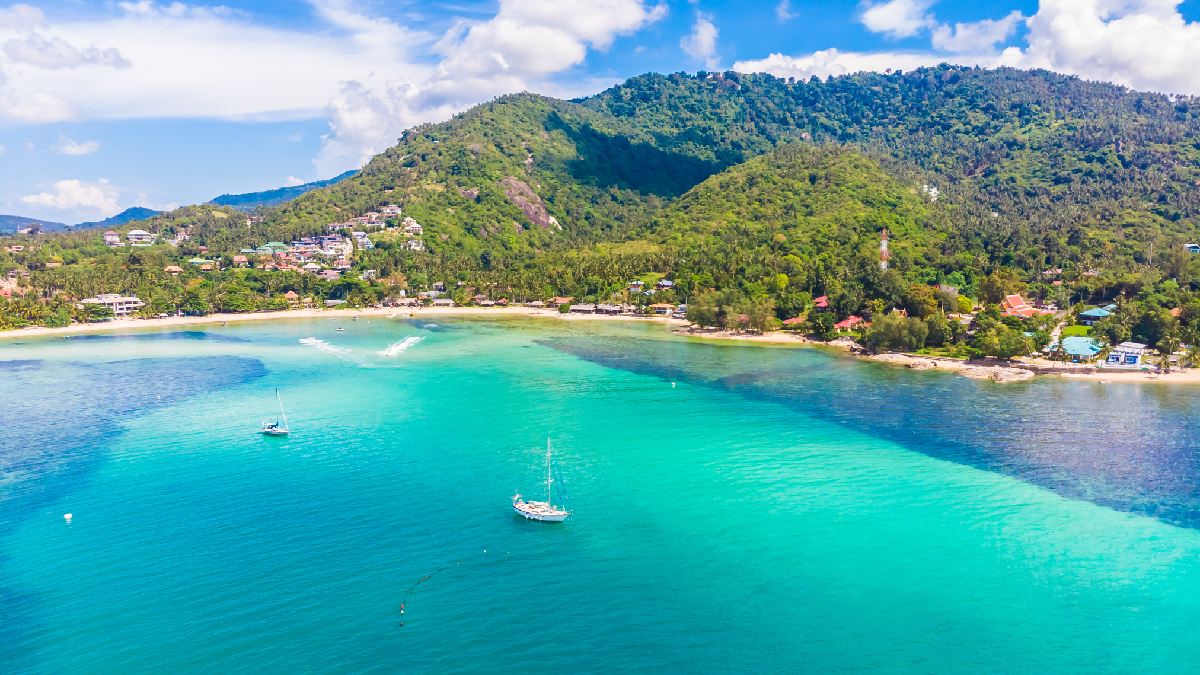 O litoral de Ksamil e Himarë (Albânia) é o único lugar no continente com águas azul-maldivas e com hospedagens à beira-mar por menos de 50 (diária) Reprodução: Freepik