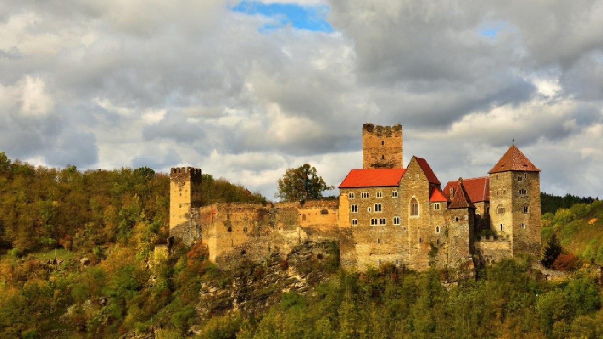 A Romênia se destaca pelos seus castelos, principalmente na região da Transilvânia, onde as lendas apontam ser o lar de Conde Drácula, o vampiro Reprodução: Freepik