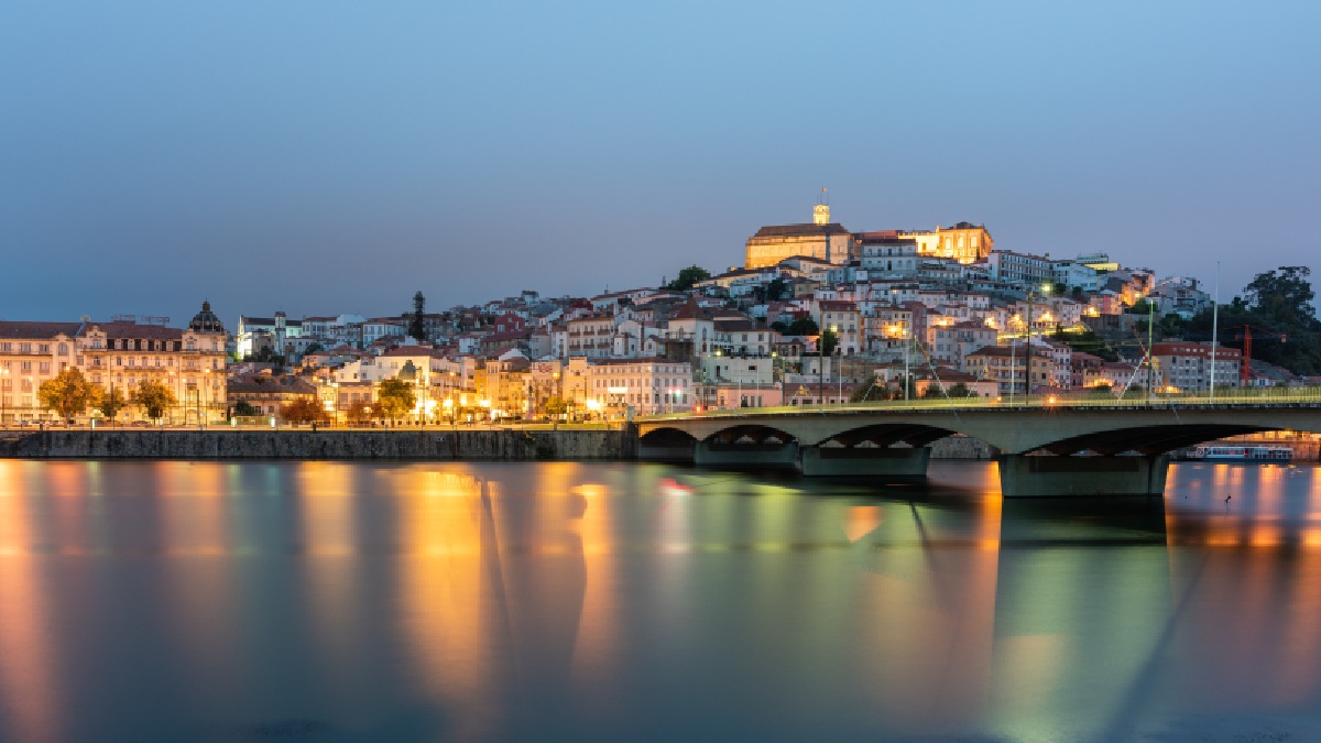 O Instituto Nacional de Portugal prevê taxas de estádia de até 1.150 (7 dias) para cidades como Coimbra (Portugal) Reprodução: Freepik