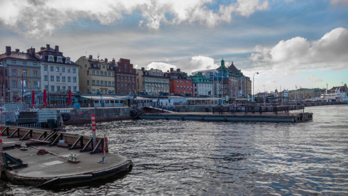O Numbeo coloca a capital Oslo como uma das cinco mais caras da Europa. Apesar disso, outros portais destacam a experiência como perfeita para uma boa paisagem e conexão com o meio natural Reprodução: Freepik