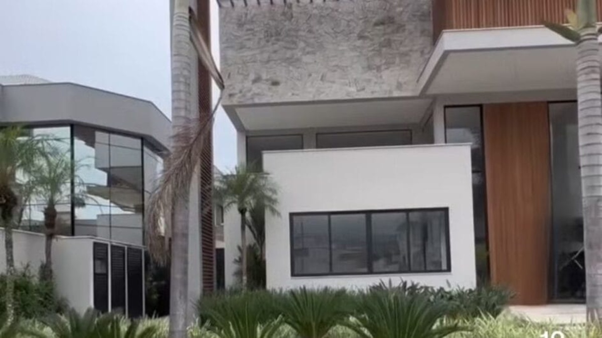 Propriedade se destaca pela piscina integrada ao jardim, além de um espaço gourmet equipado para receber eventos, churrascos e festas