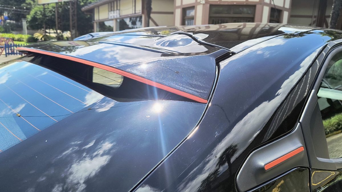 Basalt Dark Edition combina proporções elegantes com a robustez transmitida pelas linhas marcantes que percorrem toda a carroceria, com detalhes em vermelho em alguns pontos