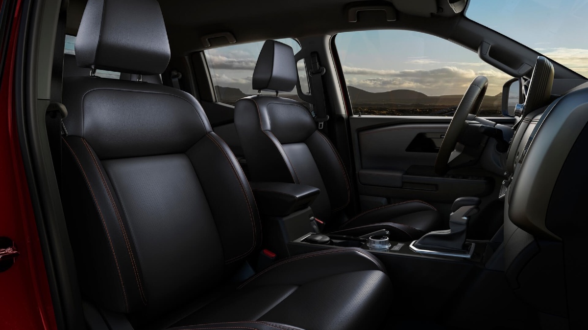 O novo motor 2.4 biturbo diesel entrega 205 cavalos de potência e 47,9 kgfm de torque, associado à transmissão automática de 6 marchas e ao sistema de tração Super Select II