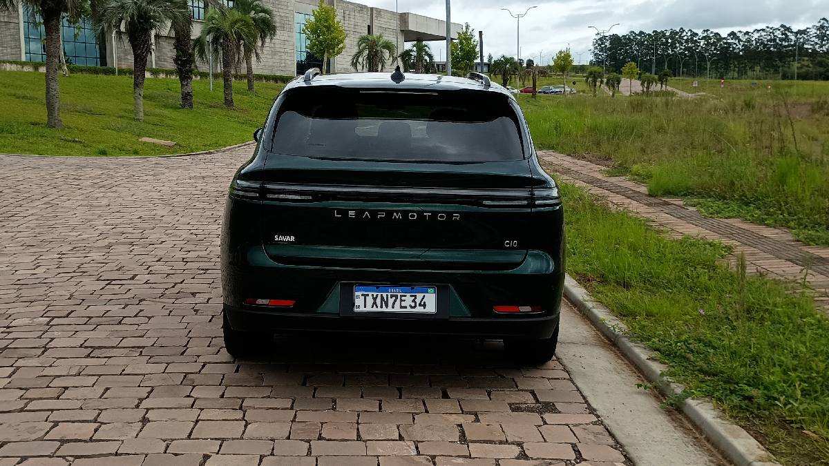 As duas variantes do C10 têm design externo idêntico, diferenciando-se apenas pelo bocal de reabastecimento de combustível no híbrido