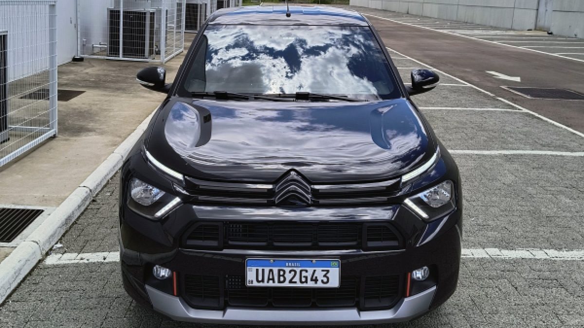 Basalt Dark Edition combina proporções elegantes com a robustez transmitida pelas linhas marcantes que percorrem toda a carroceria, com detalhes em vermelho em alguns pontos