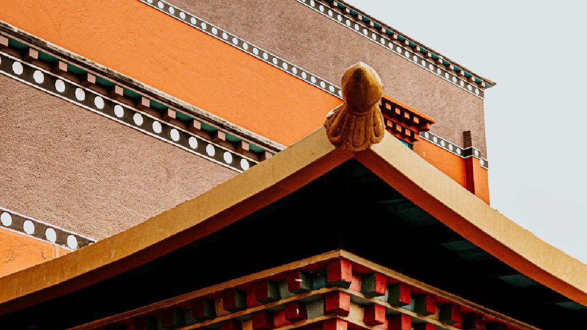 Telhados curvos e cores fortes são sinais clássicos da estética oriental em construções religiosas (Foto: Pexels)