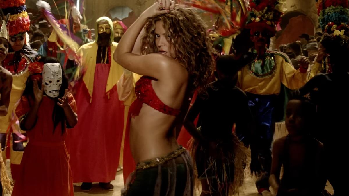 O hit foi um dos responsáveis por tornar a Shakira um sex symbol e eternizar seus passos de dança