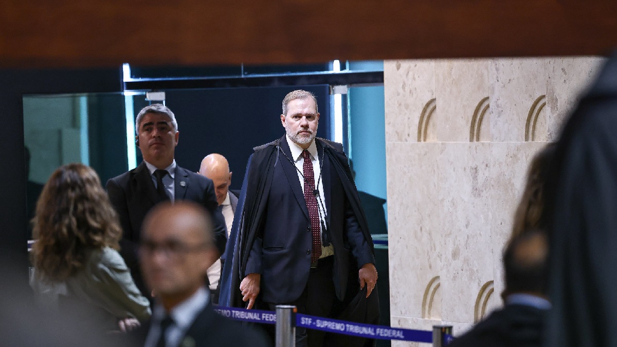 A suspeição, quando um juiz é afastado por possível conflito, é uma medida rara. No caso, críticos apontaram que a forma de condução do processo ampliou dúvidas sobre isenção e devido processo legal
