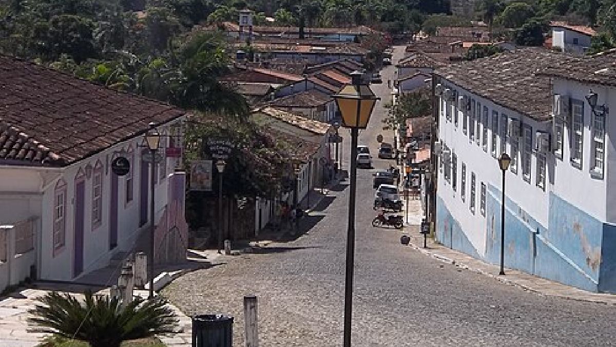 Rua do Lazer, também chamada Rua do Rosário, é o trecho mais famoso para caminhar, comer e ver o centro histórico em ritmo lento (Foto: Rodrigogomesonetwo / Wikimedia Commons)