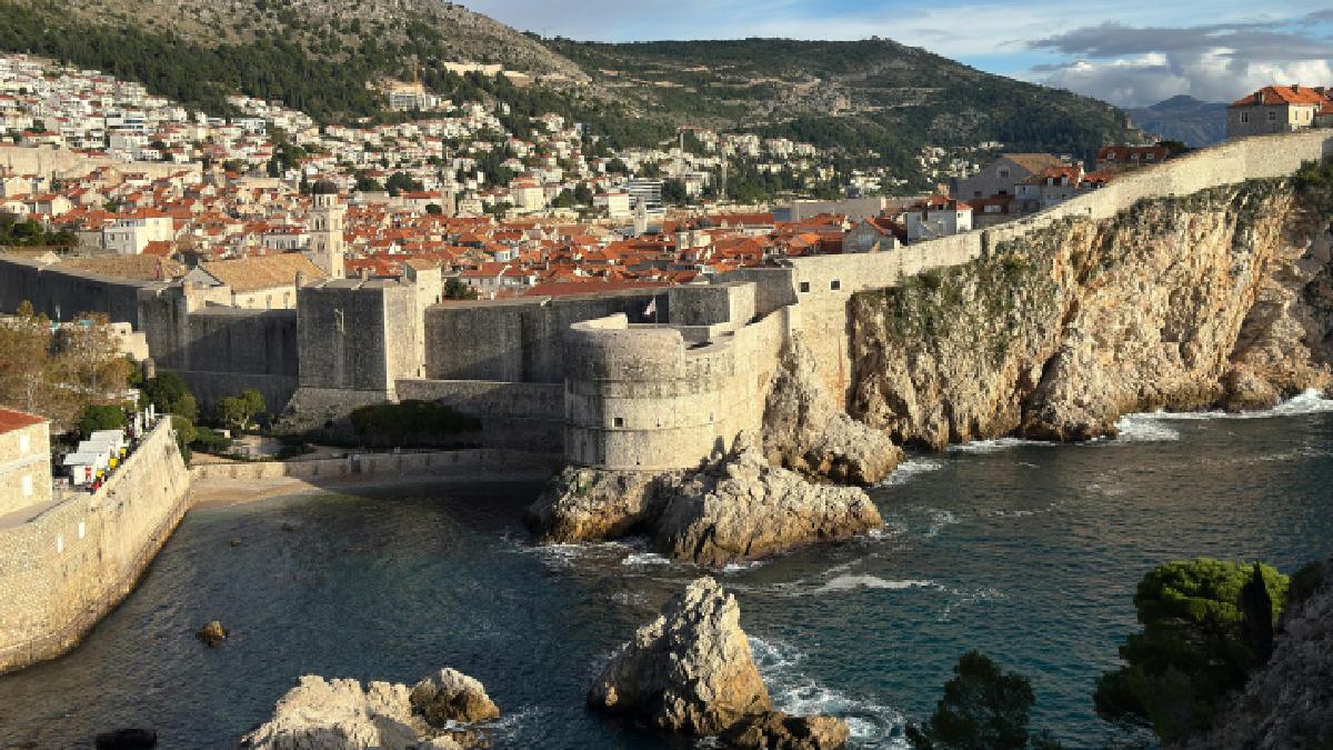 Do alto, dá para ver como a cidade é 'encaixada' na costa, o que amplia a exposição a variações do nível do mar (Foto: Pexels)