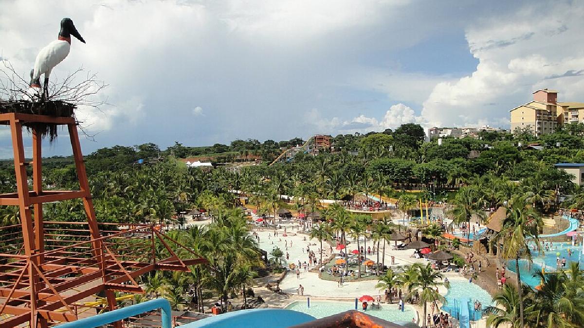 De cima, dá para ver como as áreas se espalham, o que ajuda a planejar o dia e escolher onde ficar entre piscinas, brinquedos e descanso (Foto: MARCO AURÉLIO ESPARZ / Wikimedia Commons)