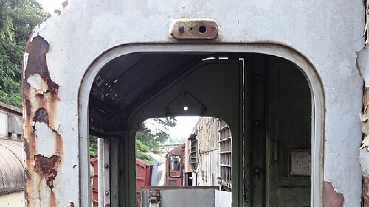 Os esqueletos, como locomotivas e peças desativadas, viram marcas materiais de um período em que o trem ditava o ritmo das cidades (Foto: Pedro Antunes / Wikimedia Commons)