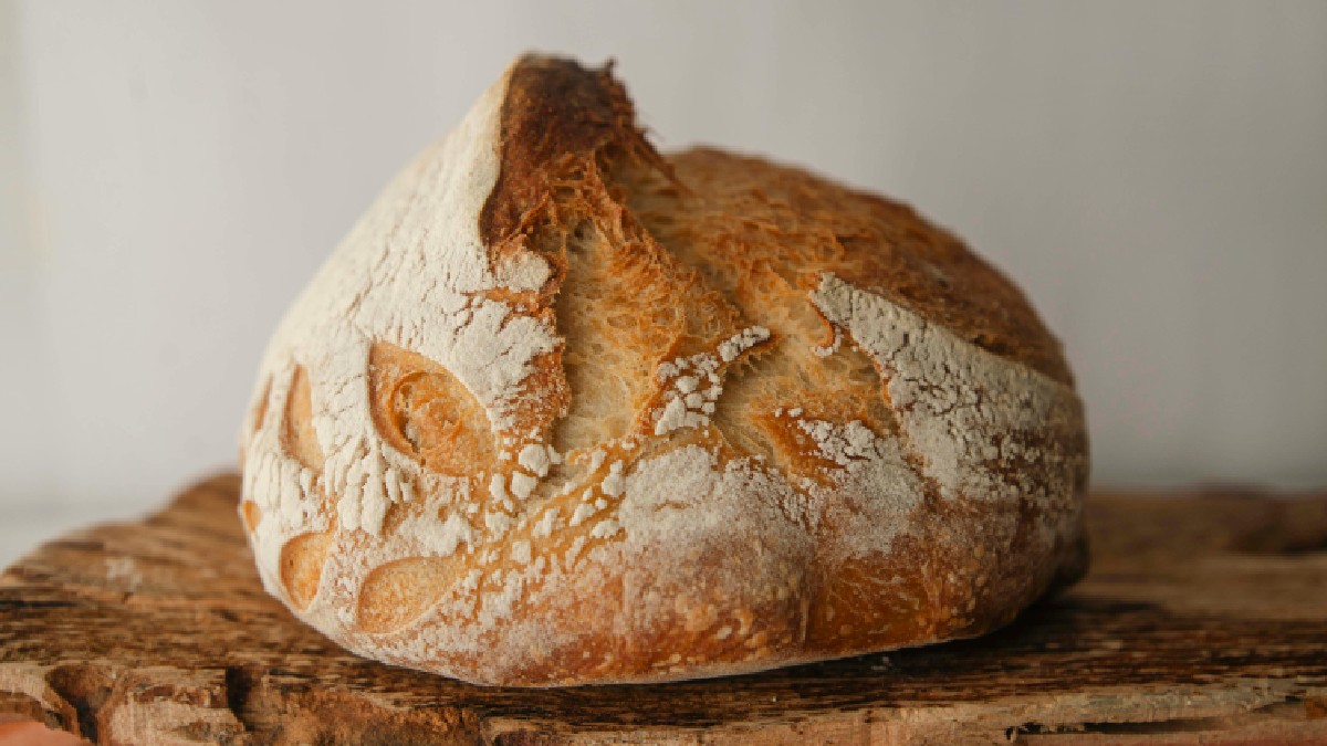Pães de fermentação natural aparecem com IG menor em tabelas clássicas; ainda assim, porção e recheio continuam mandando (Foto: Natalia Olivera / Pexels)