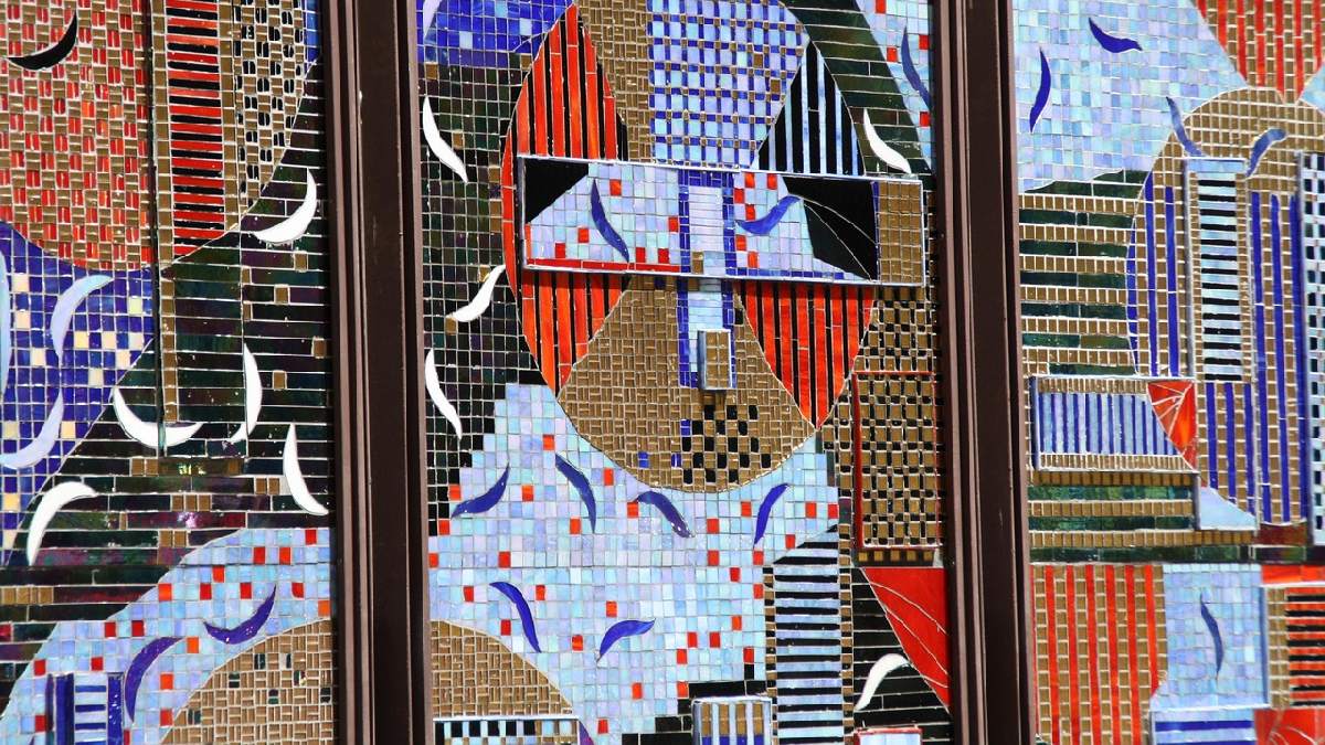 Mosaico colorido ilustra o uso de peças irregulares, abordagem próxima da técnica trencadís, ligada a obras de Antoni Gaudí. (Foto: Liza / Pixabay)