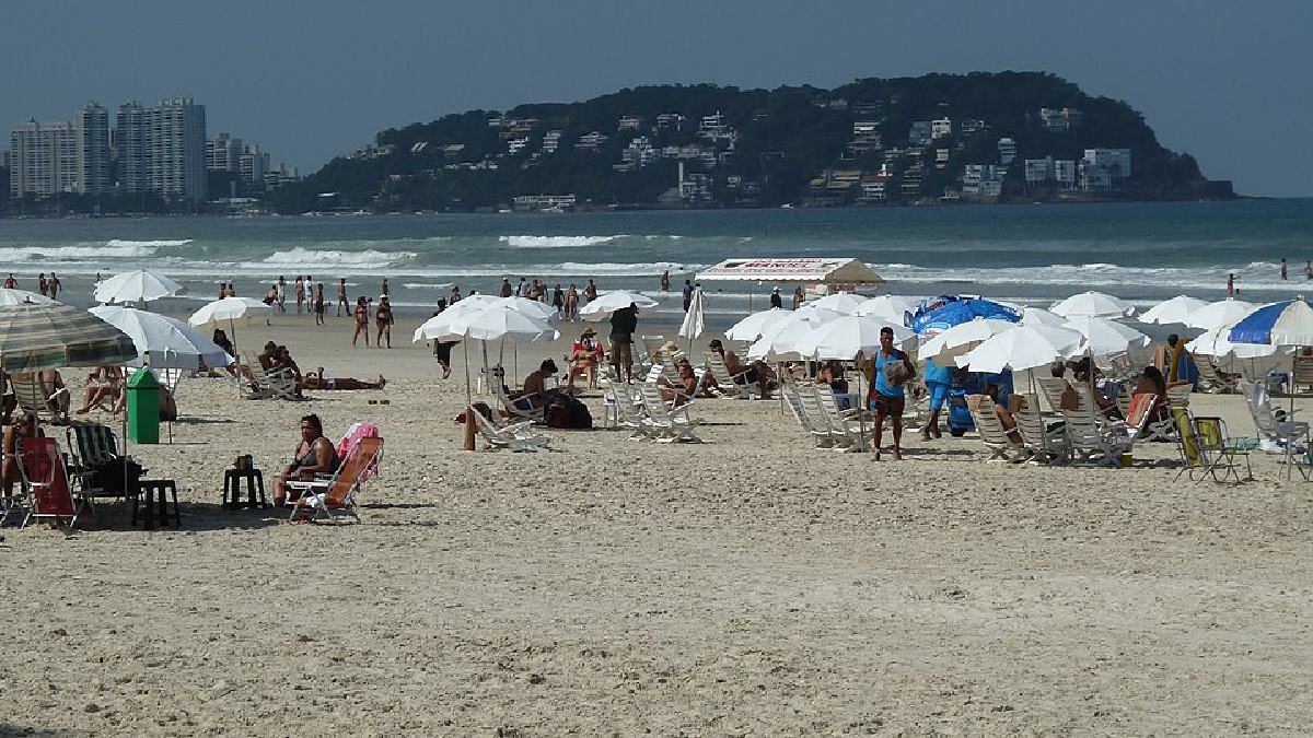 A Enseada é uma das praias mais tradicionais do Guarujá, com longa faixa de areia e perfil bem família em muitos trechos. (Foto: Boris Karpuk / Wikimedia Commons)