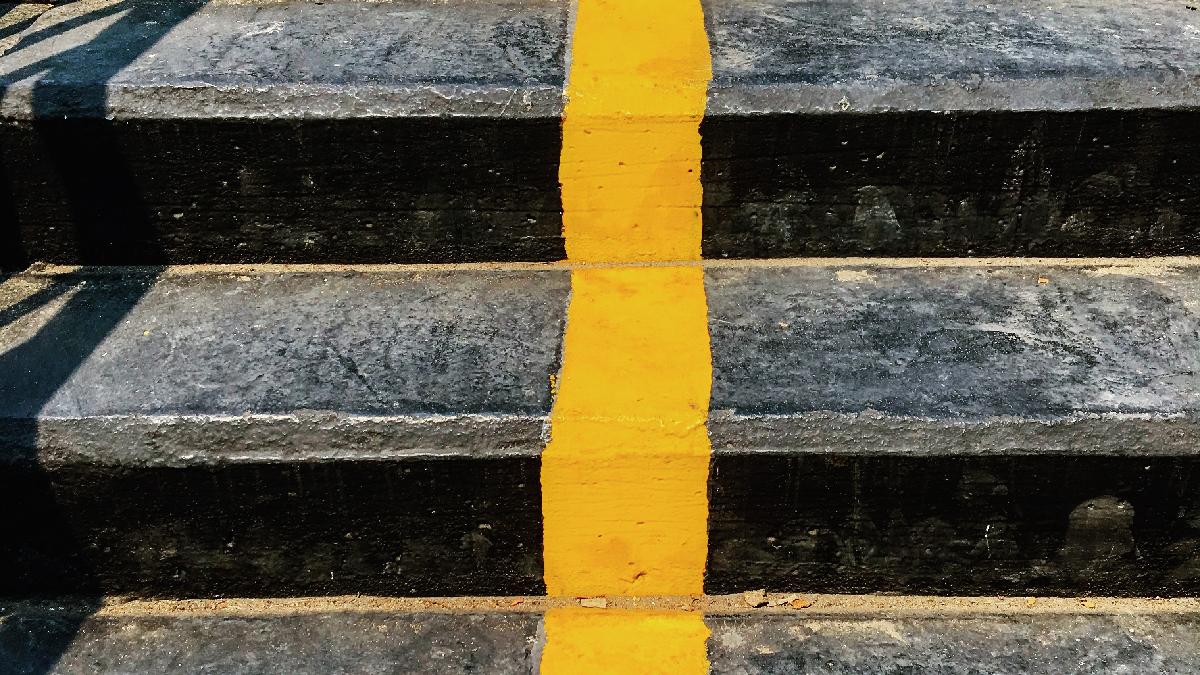 Primeiramente, eles permitem a construção da escadaria com custo mínimo e praticamente nenhuma necessidade de maquinário especializado (Foto: Freepik)