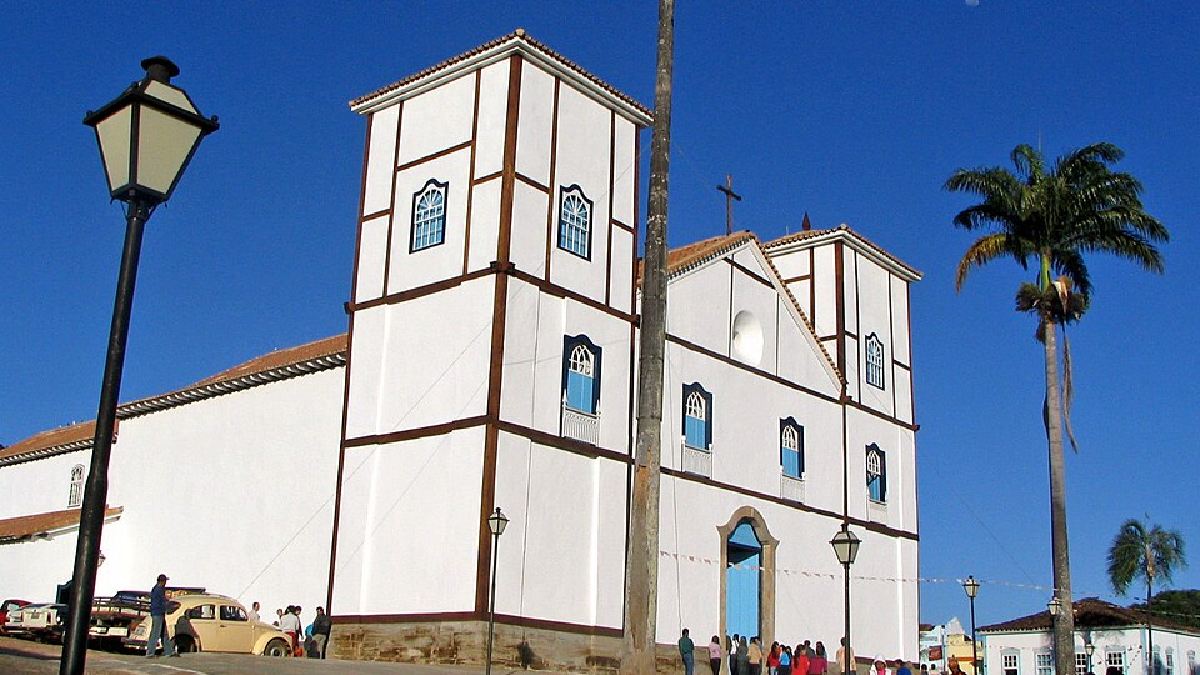 A Igreja de Nossa Senhora do Rosário de Meia Ponte é apontada como a mais antiga da cidade, com origem em 1728, e virou símbolo do centro histórico (Foto: Maurocruz / Wikimedia Commons)