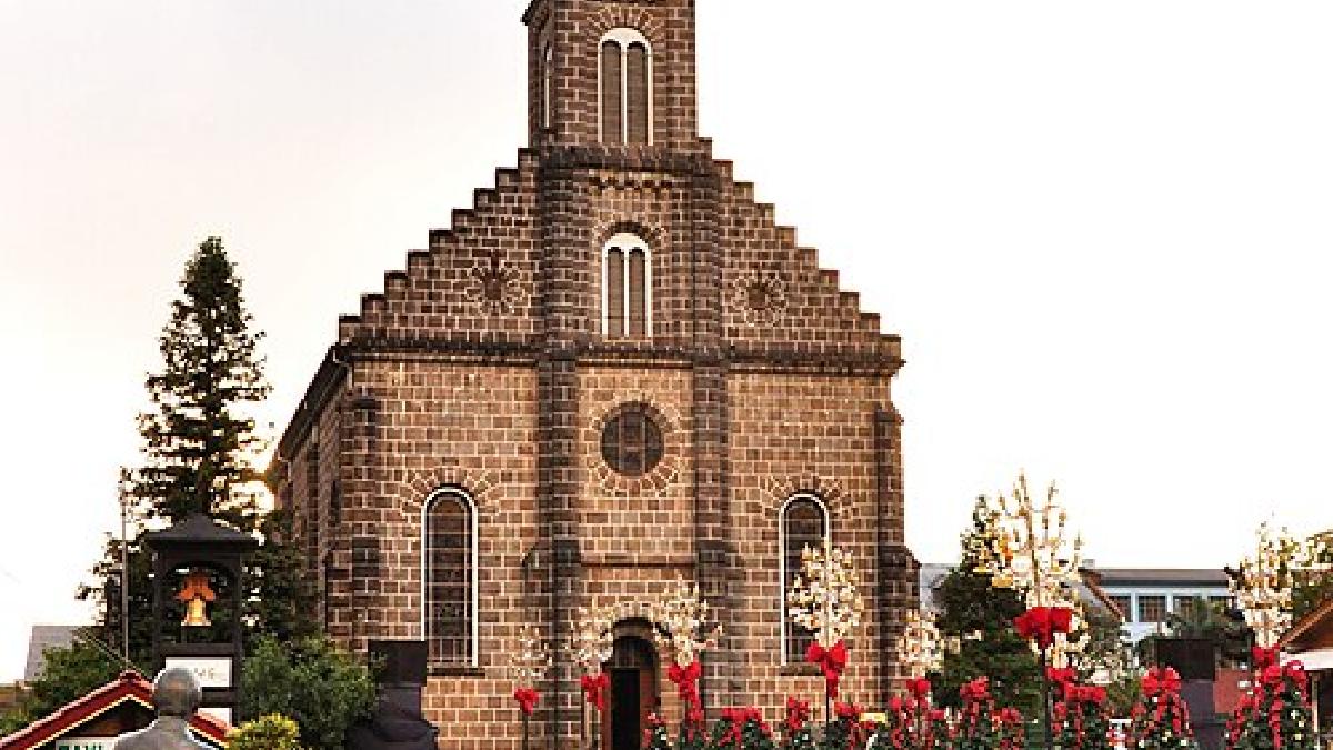 A igreja de pedra é um dos símbolos da cidade e ajuda a explicar o roteiro a pé que muita gente faz no centrinho (Foto: Abtessari / Wikimedia Commons)
