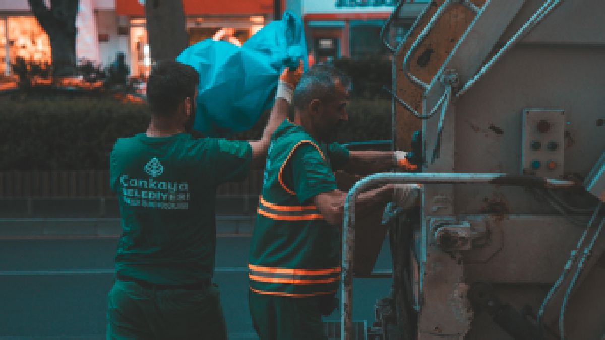 Equipes de limpeza ganham eficiência quando o descarte está correto, porque a coleta ocorre com menos retrabalho (Foto: Pexels)