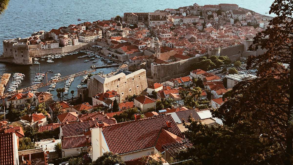 Portos costumam ser pontos críticos porque combinam maré, ondas e infraestrutura fixa (Foto: Pexels)