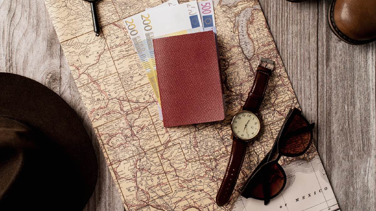 Flat lays de viagem viraram linguagem visual do Discover: "plano em andamento" + "mundo inteiro" no mesmo quadro (Foto: Freepik)