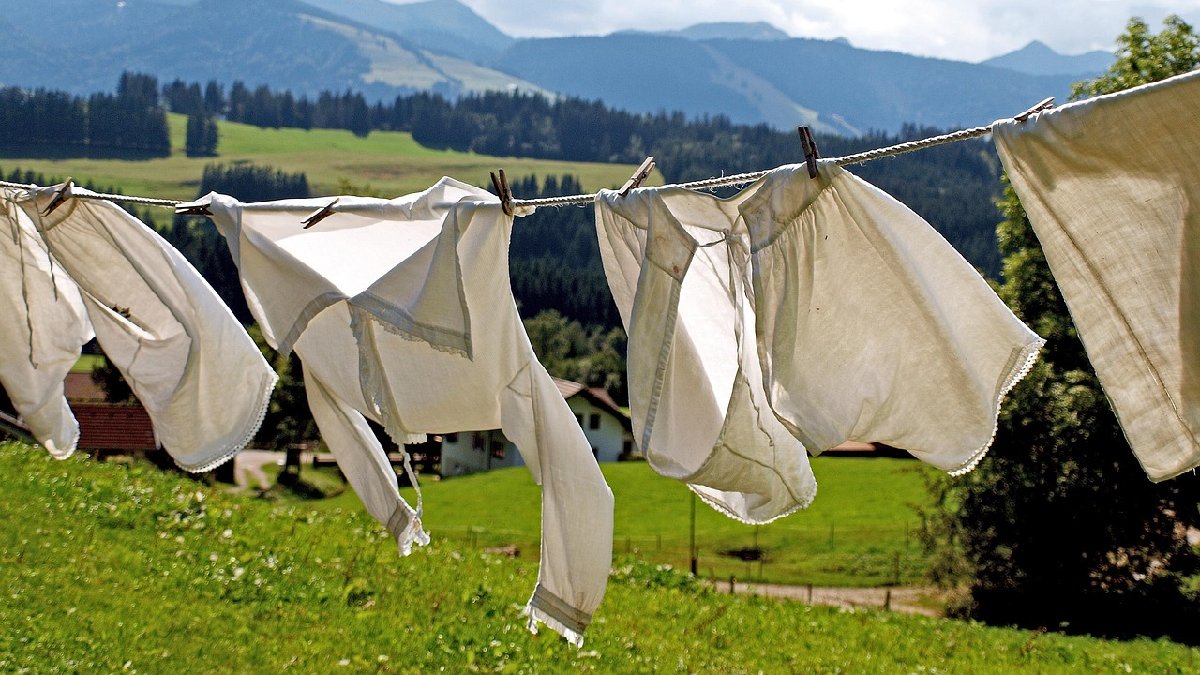 Quanto menos água a roupa leva para o varal, menor o tempo de secagem e menor a chance de o ambiente ficar com umidade acumulada. (Foto: wilhei / Pixabay)