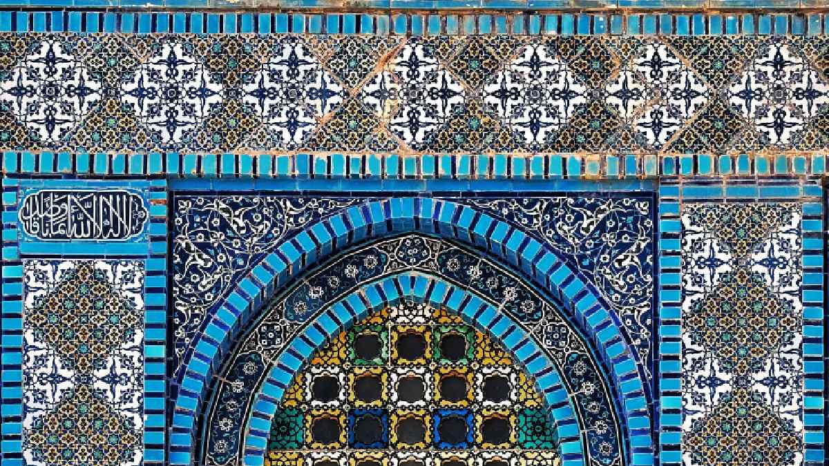 Detalhe de mosaico ilustra a lógica visual de cerâmicas aplicadas em parede, recurso que muita gente associa à estética "gaudiniana". (Foto: Thắng-Nhật Trần / Pexels)