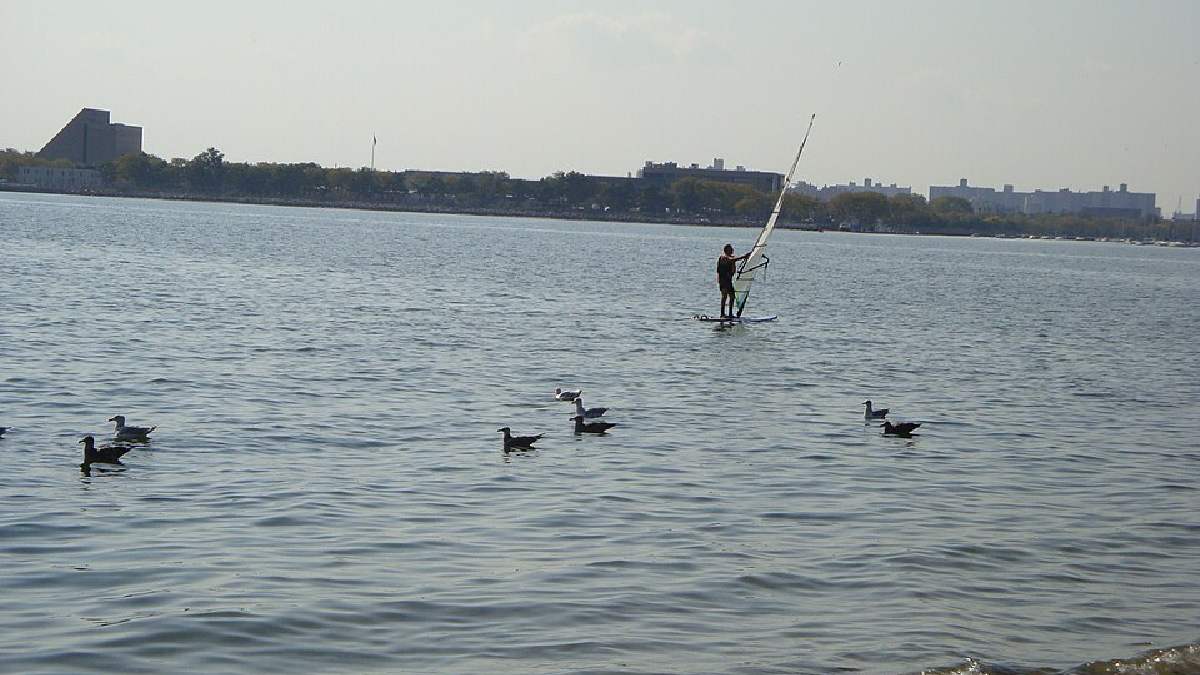 Porém, esse turismo que vem adotando o estabelecimento de diversos resorts ao longo do país está entrando em choque com outras atividades econômicas tradicionais, como a pesca (Foto: GK tramrunner RU / Wikimedia Commons)