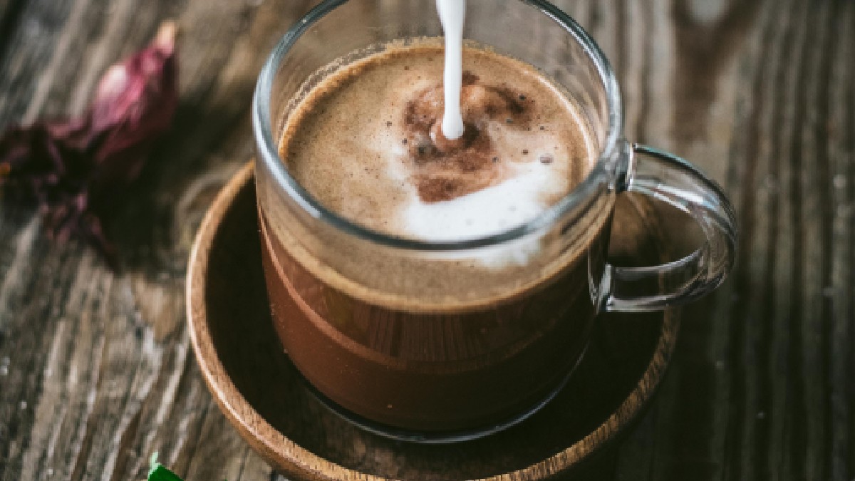 No frio, chocolate quente vira o "ritual" perfeito entre passeios; no calor, a mesma pausa pode virar sobremesa gelada (Foto: Pexels)