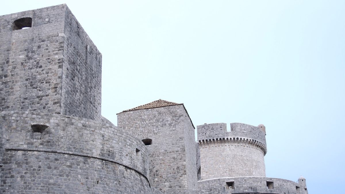 As muralhas são um símbolo de defesa histórica, mas não foram projetadas para a pressão de um mar mais alto (Foto: Pixabay)