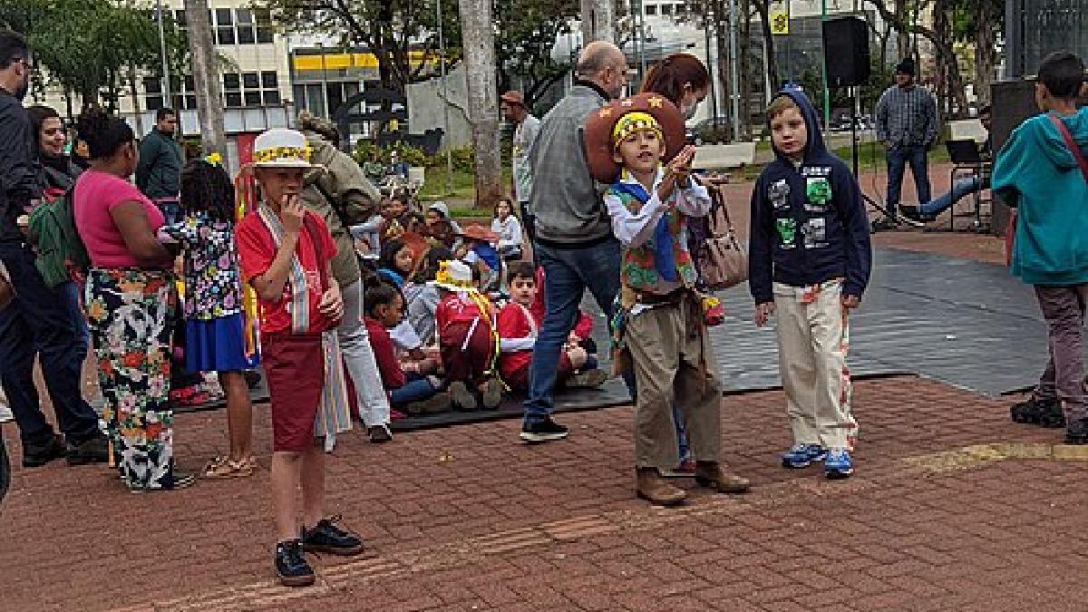 Figurinos, dança e música mostram a tradição que sustenta o título de Capital Nacional do Folclore e movimenta a cidade em época de festival (Foto: Barão de Itararé / Wikimedia Commons)