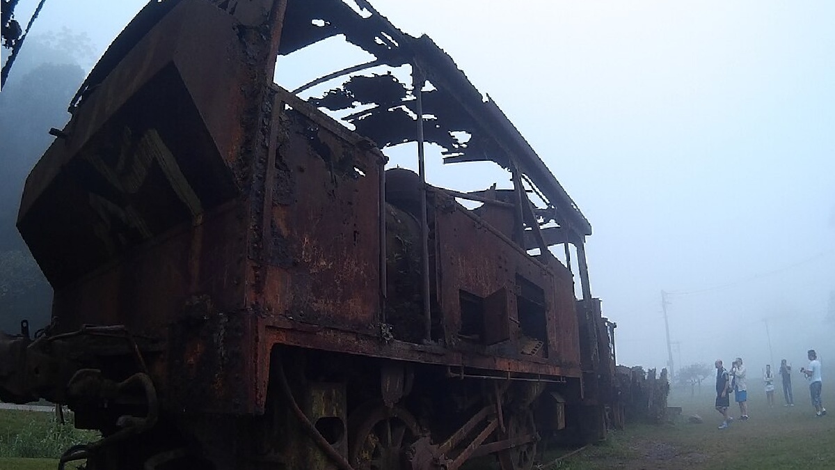 A mistura de história e estrutura ferroviária cria um cenário que costuma atrair turismo e curiosidade (Foto: Na Young Lee / Wikimedia Commons)