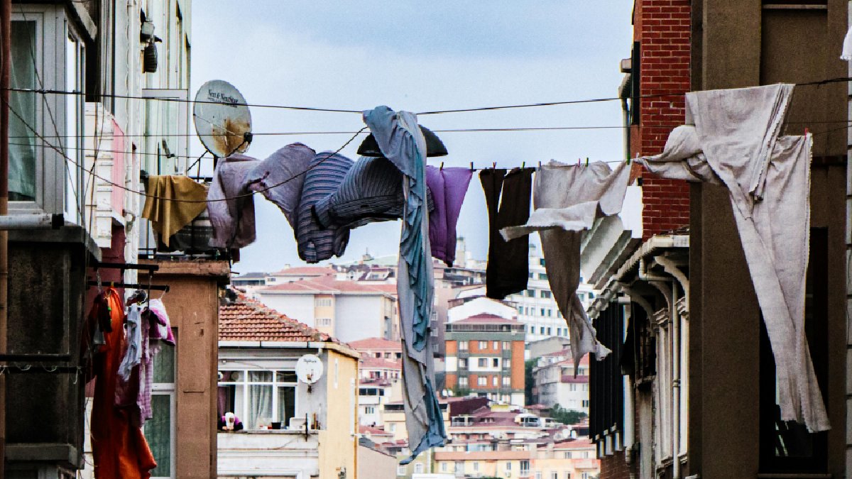 Em ruas estreitas, a secagem depende do "corredor de vento", dentro do apê vale buscar o ponto onde o ar circula melhor. (Foto: Su / Pexels)