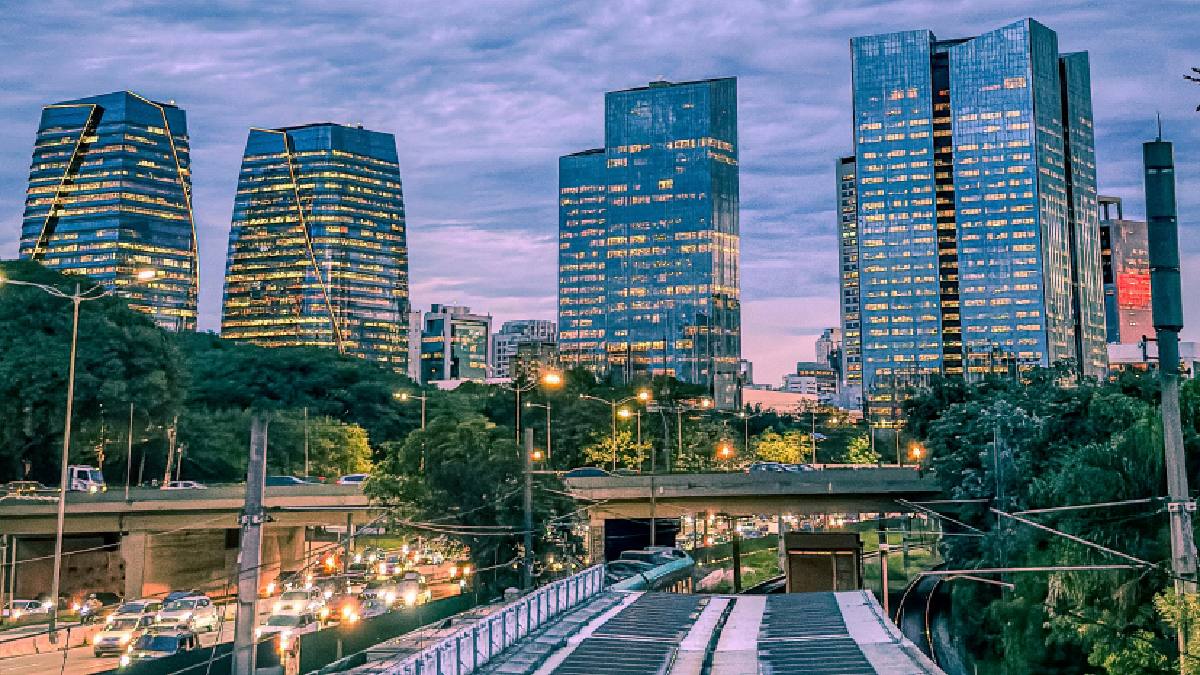 Skyline ao entardecer reforça que a história acontece em São Paulo, com um ponto incomum de turismo cultural fora dos roteiros mais óbvios. (Foto: Sérgio Souza / Pexels)