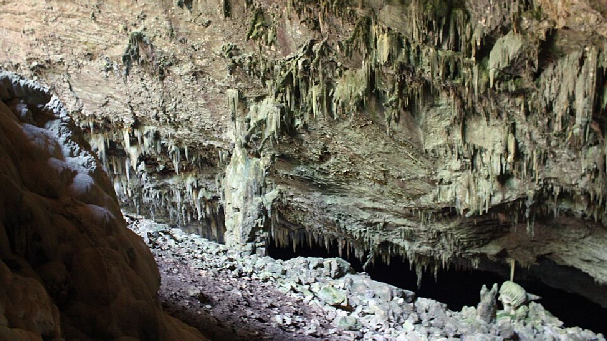 Essas estruturas levam milhares de anos para se formar e tornam cavernas ainda mais vulneráveis a calor, umidade e visitas fora de controle. (Foto: Laura Athayde / Wikimedia Commons)